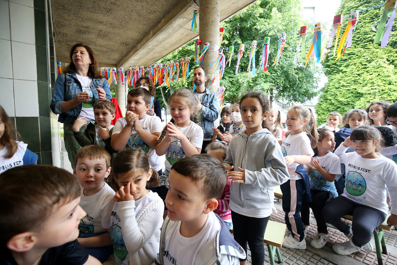 Rita Ojanguren y Silvia Von Nadie interpretan canciones en varios idiomas para los niños de Infantil del colegio de Ventanielles durante la celebración del Oreyinas Fest.