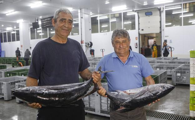 Juan Carlos García Suárez, patrón del María Digna Dos, y Celso sanchez de Pescados el Kiku.