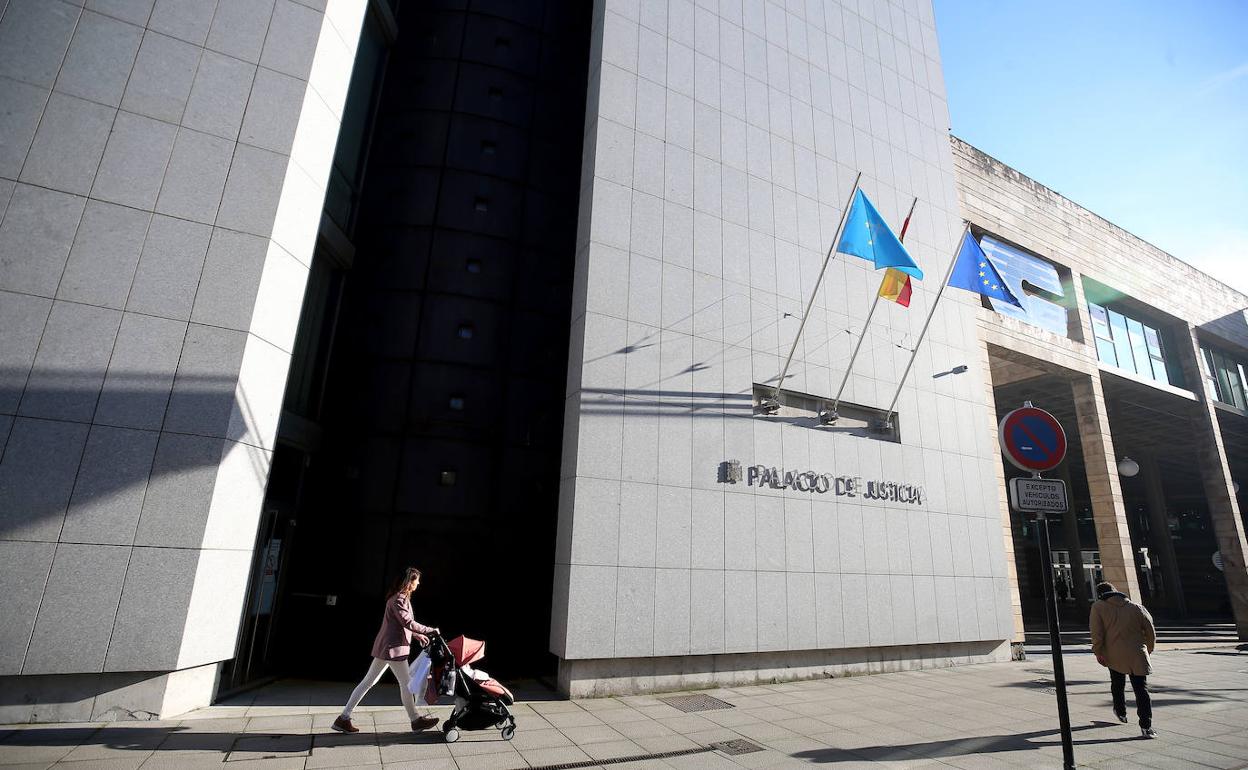 Solicitan cuatro años de prisión por robar material informático y fotográfico del colegio público de Ujo.