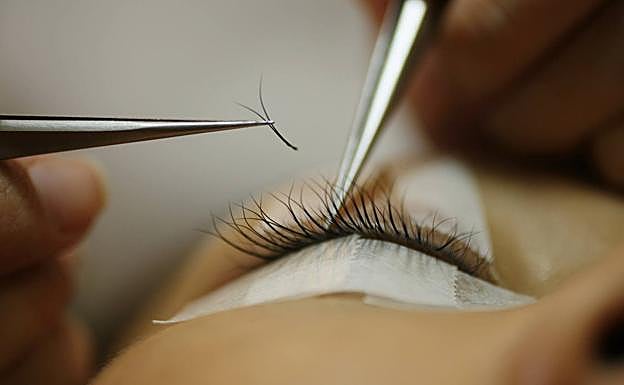 Un vídeo que muestra los riesgos de ponerse pestañas postizas se vuelve viral