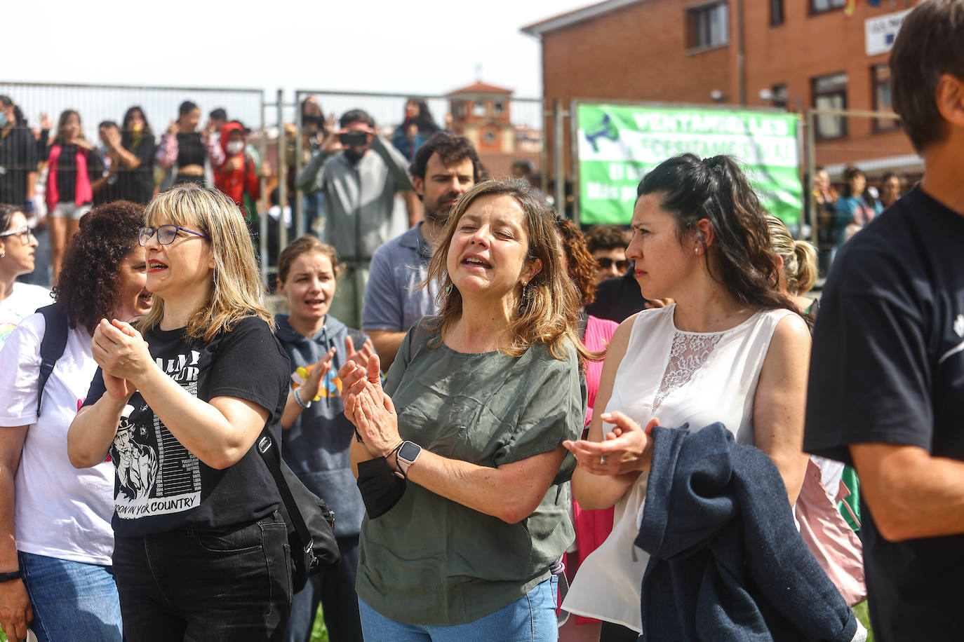 La comunidad educativa del instituto Pérez de Ayala se manifiesta para exigir al Principado la contratación de treinta nuevos profesores de cara al próximo curso.