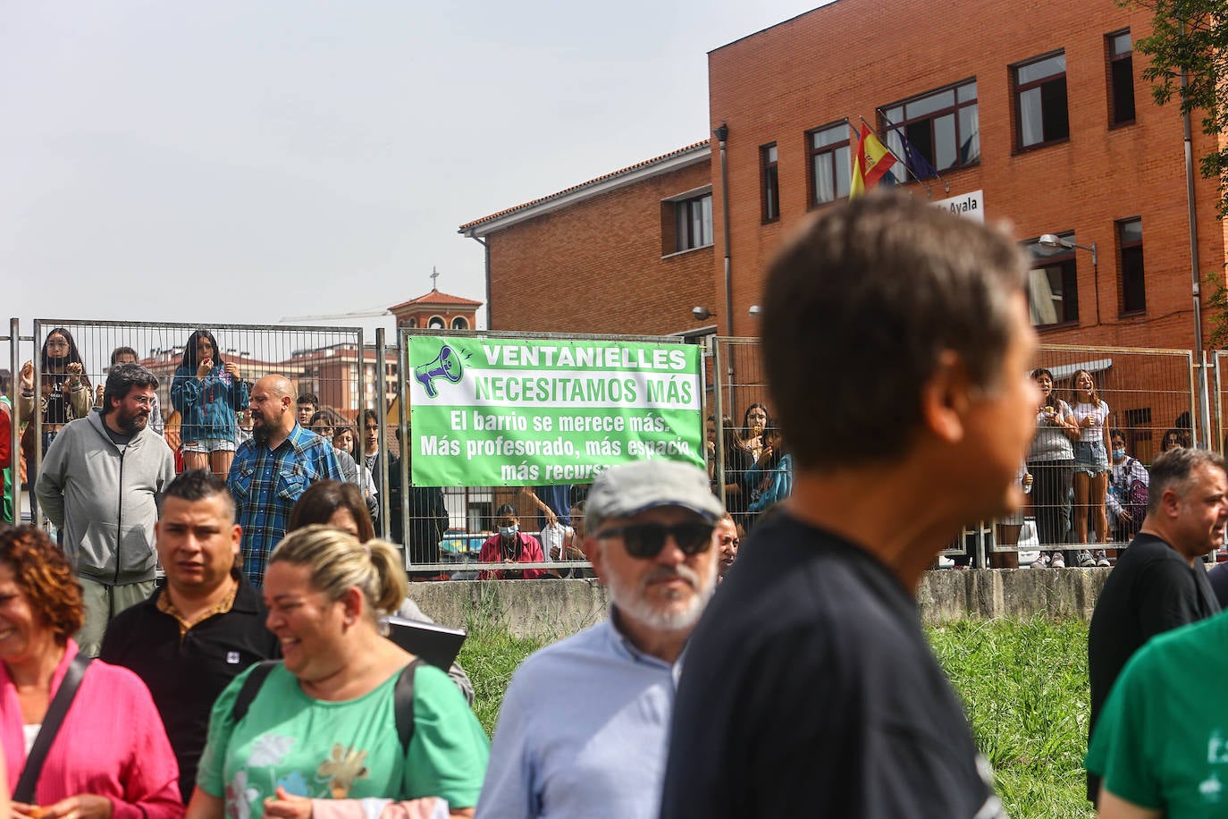 La comunidad educativa del instituto Pérez de Ayala se manifiesta para exigir al Principado la contratación de treinta nuevos profesores de cara al próximo curso.