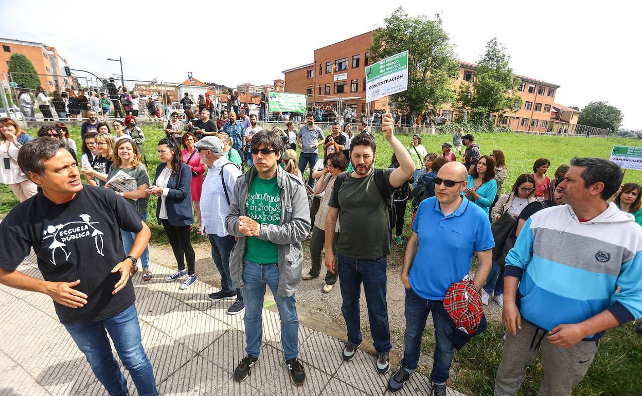 Concentración de la comunidad educativa del instituto Pérez de Ayala. 
