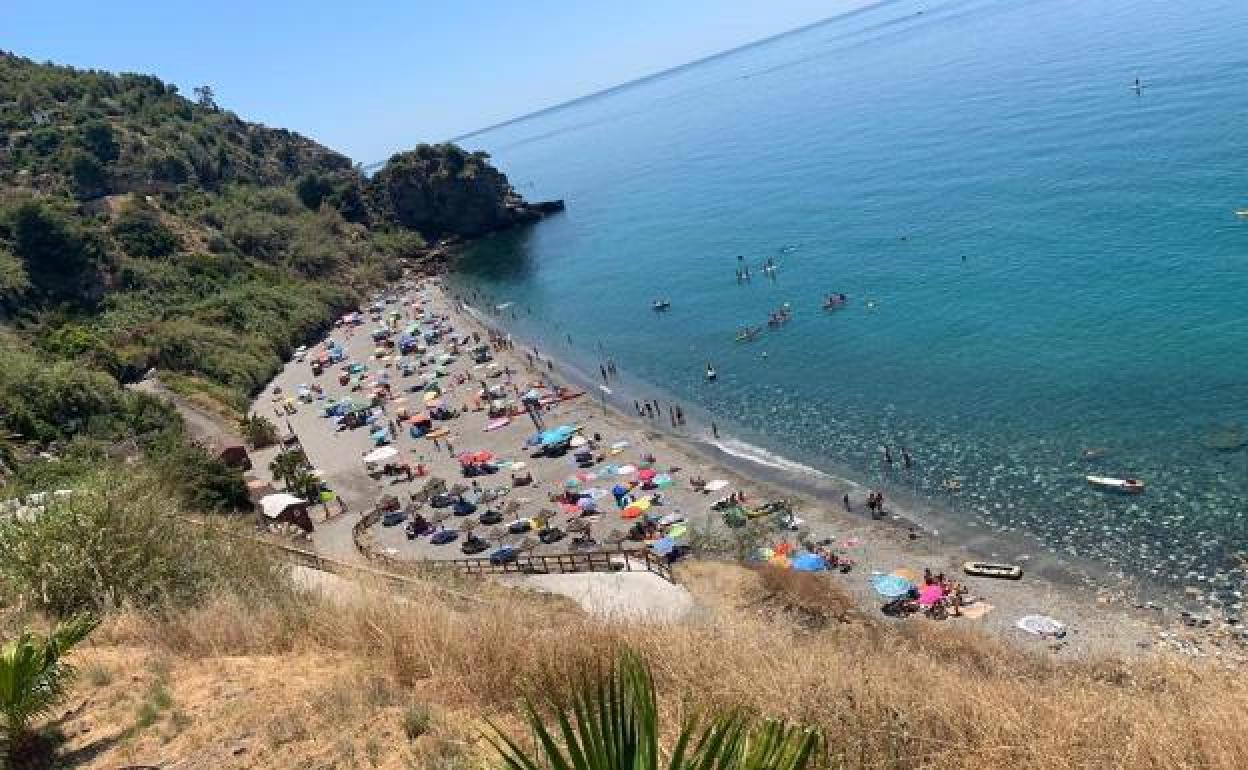 Imagen de la playa de Maro Cerro Gordo, en Nerja (Málaga), con una bandera negra por la contaminación de cremas solares. 