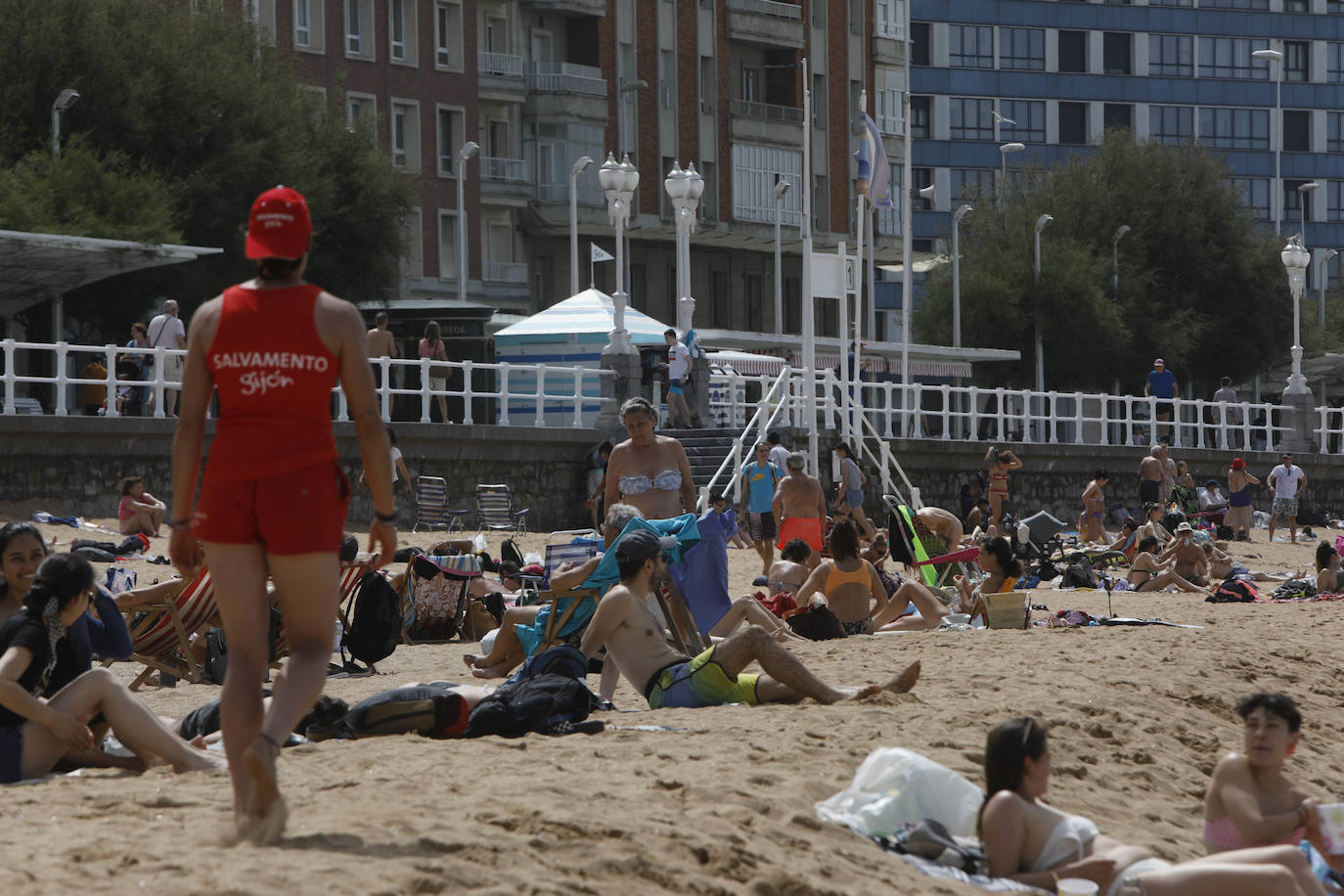 Fotos: Las playas asturianas se llenan en un día en el que los termómetros superan los 30 grados