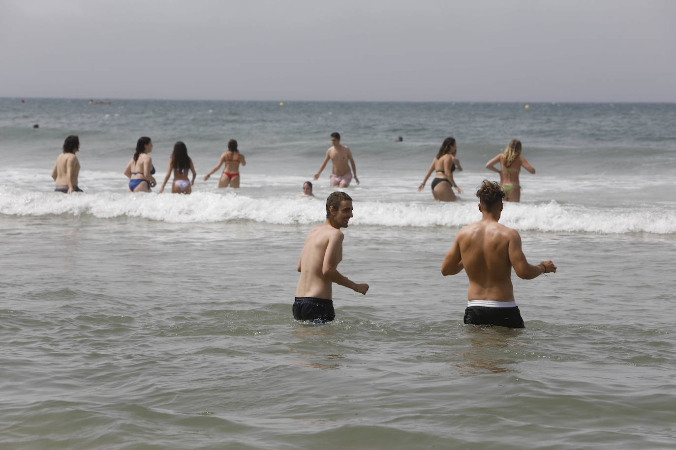 Fotos: Las playas asturianas se llenan en un día en el que los termómetros superan los 30 grados