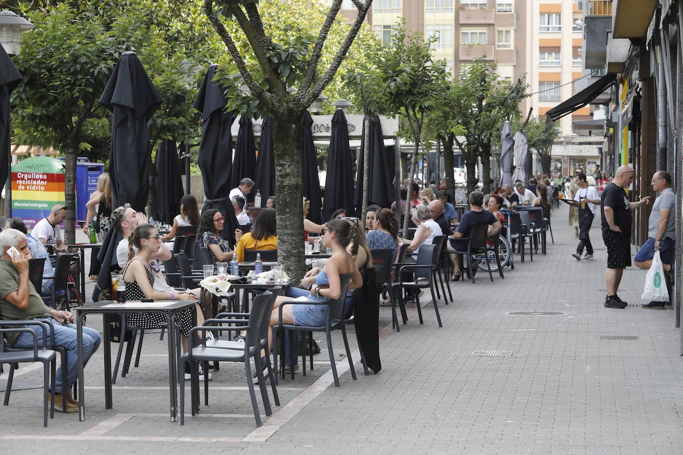 Fotos: Las playas asturianas se llenan en un día en el que los termómetros superan los 30 grados