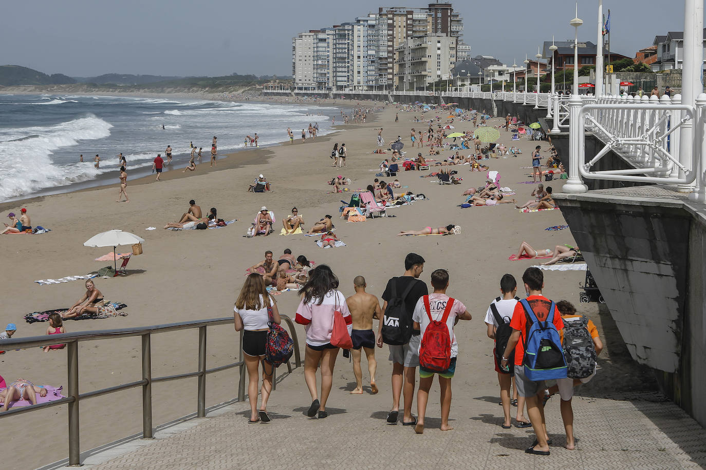 Fotos: Las playas asturianas se llenan en un día en el que los termómetros superan los 30 grados