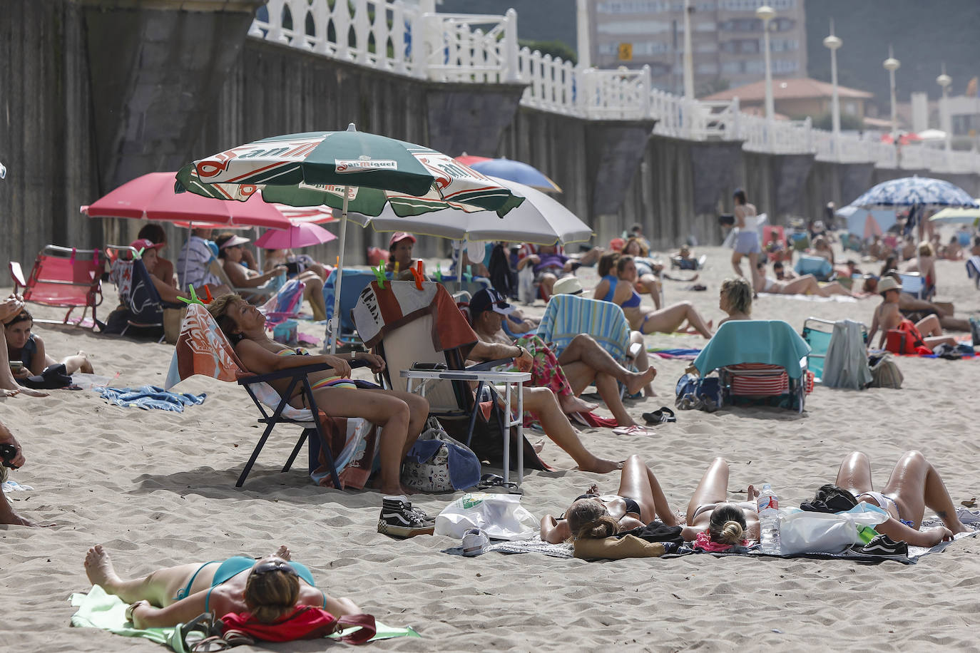 Fotos: Las playas asturianas se llenan en un día en el que los termómetros superan los 30 grados