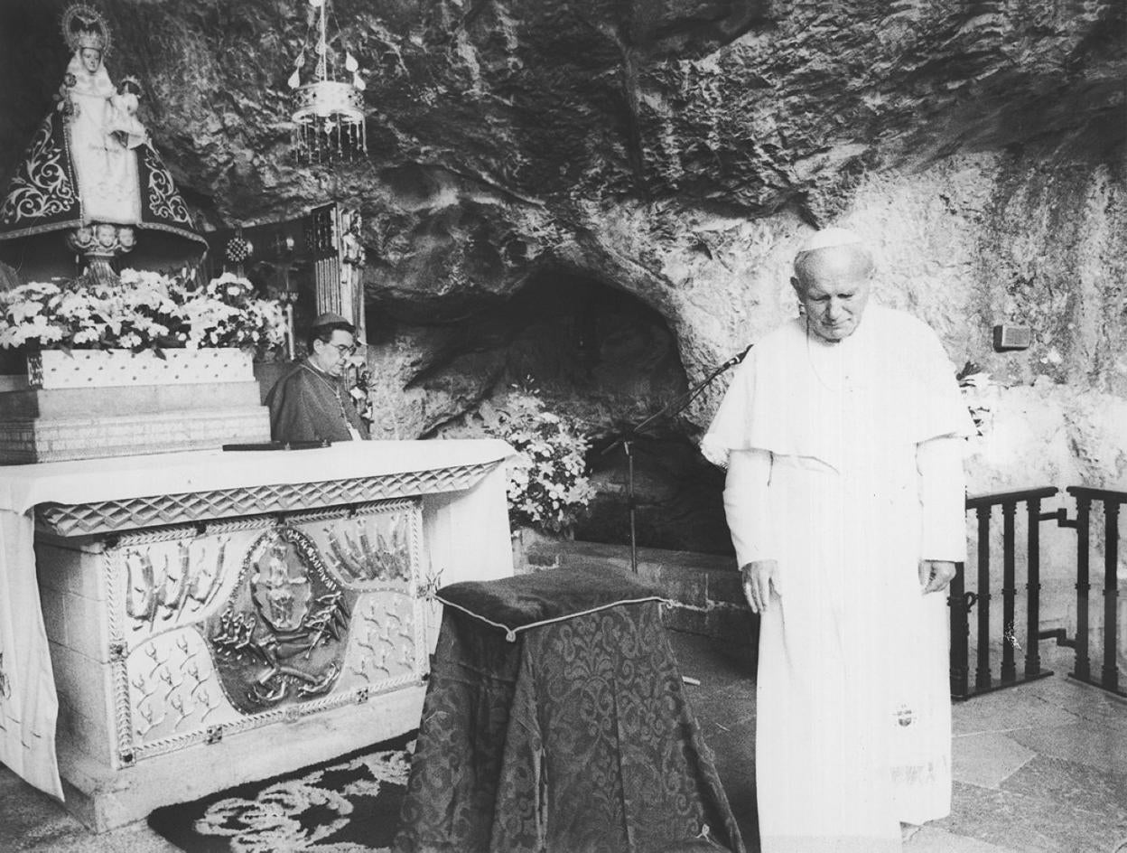 Gabino Díaz Merchán, junto al Papa Juan Pablo II, en la Santa Cueva, con la Santina. 