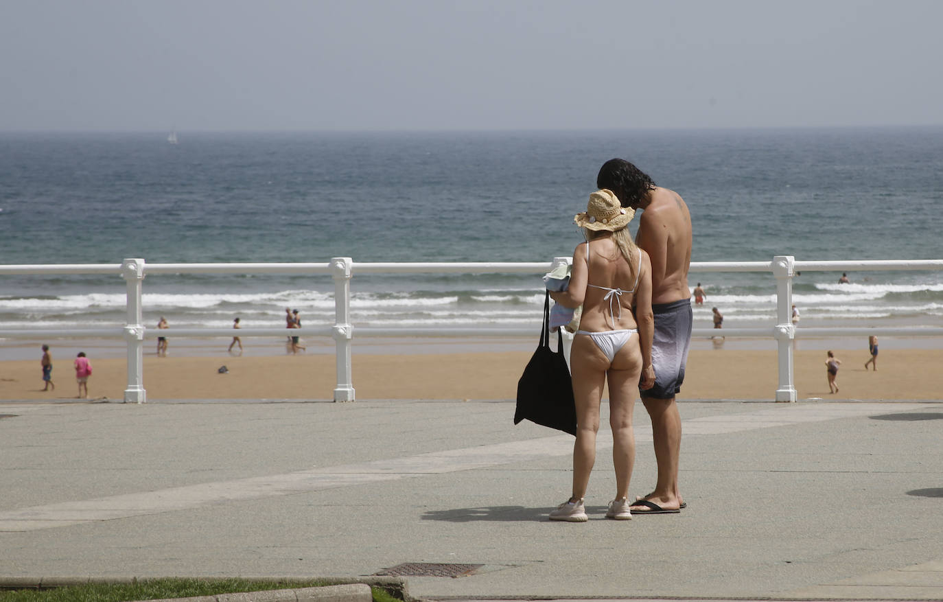 Playas y piscinas abarrotadas en un jueves que supera los 30 grados en prácticamente todos los puntos de la región y que terminará en tormentas dispersas.