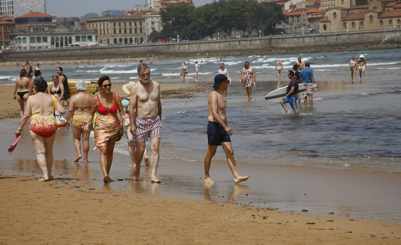 Playas y piscinas abarrotadas en un jueves que supera los 30 grados en prácticamente todos los puntos de la región y que terminará en tormentas dispersas.