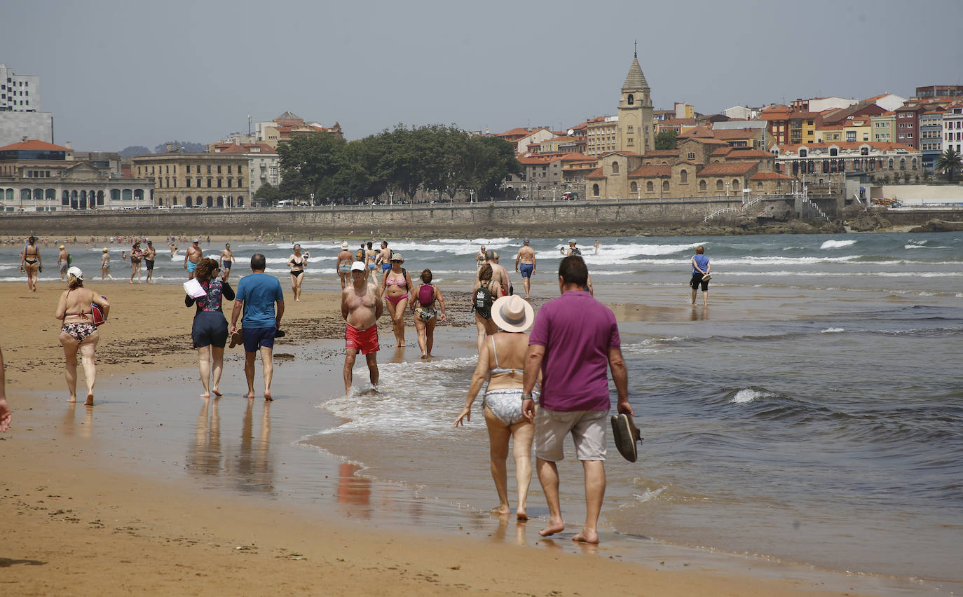 Playas y piscinas abarrotadas en un jueves que supera los 30 grados en prácticamente todos los puntos de la región y que terminará en tormentas dispersas.