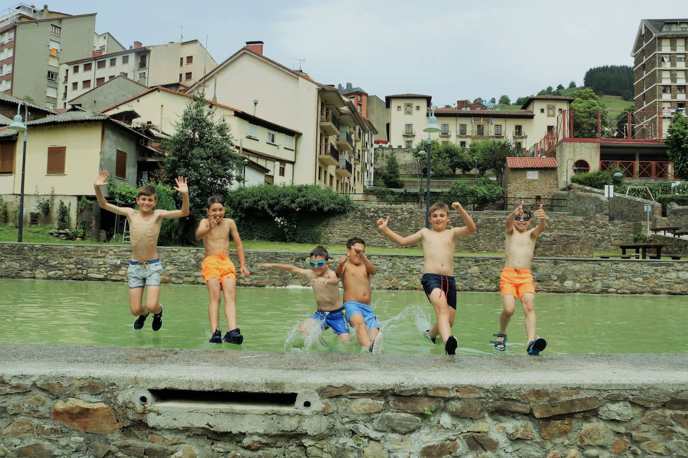 Un grupo de niños estrena el primer chapuzón en el Prao del Molín, en Cangas del Narcea. 