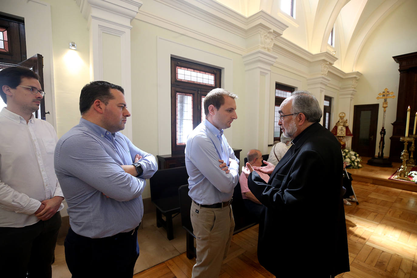 Políticos, sindicalistas, religiosos y muchos fieles han pasado por la capilla ardiente de Gabino Díaz Merchán, en el Palacio Episcopal de Oviedo. 