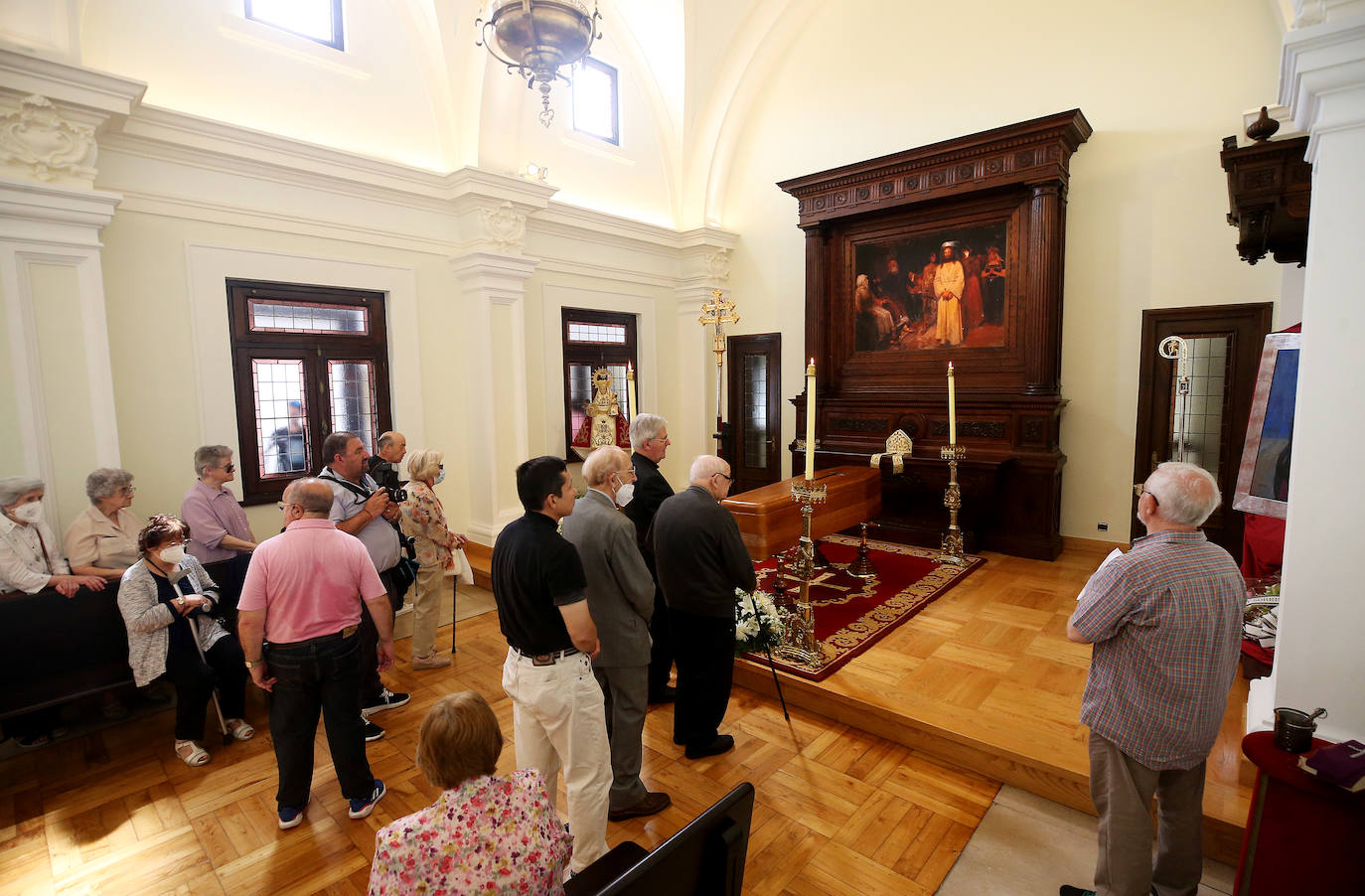 Políticos, sindicalistas, religiosos y muchos fieles han pasado por la capilla ardiente de Gabino Díaz Merchán, en el Palacio Episcopal de Oviedo. 