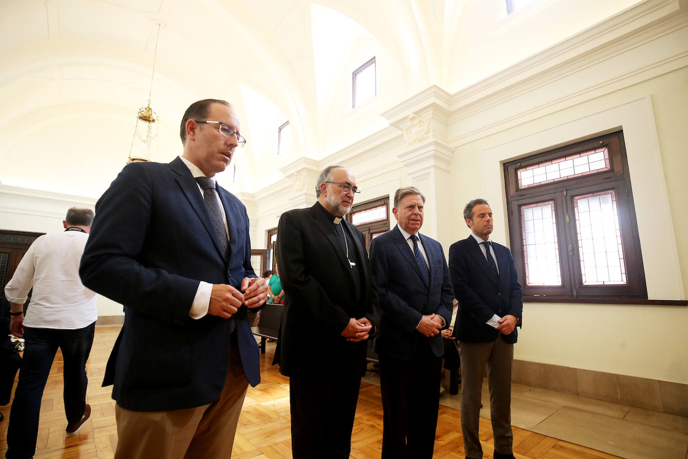 Políticos, sindicalistas, religiosos y muchos fieles han pasado por la capilla ardiente de Gabino Díaz Merchán, en el Palacio Episcopal de Oviedo. 