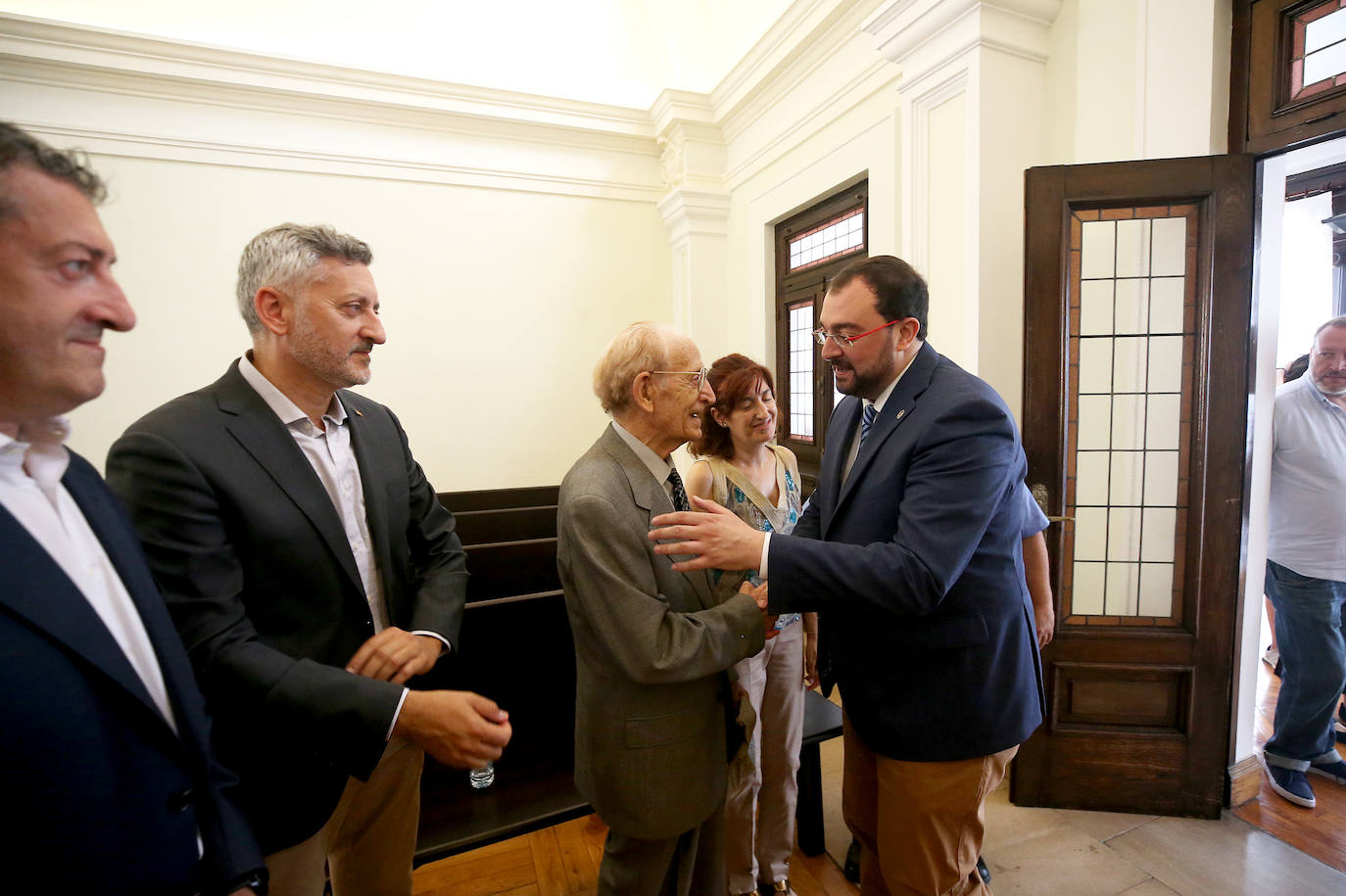 Políticos, sindicalistas, religiosos y muchos fieles han pasado por la capilla ardiente de Gabino Díaz Merchán, en el Palacio Episcopal de Oviedo. 