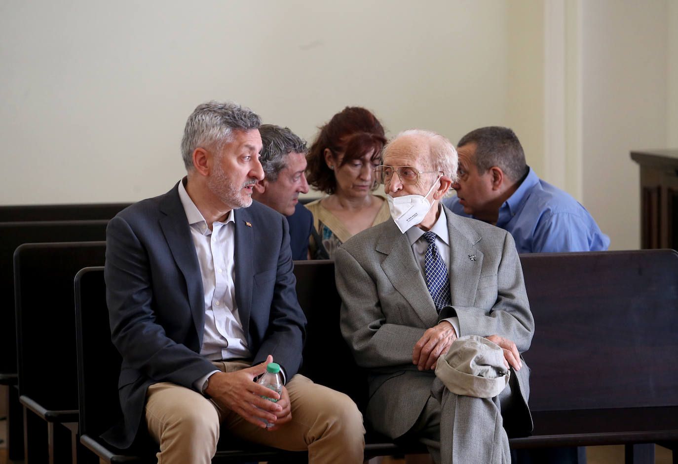 Políticos, sindicalistas, religiosos y muchos fieles han pasado por la capilla ardiente de Gabino Díaz Merchán, en el Palacio Episcopal de Oviedo. 