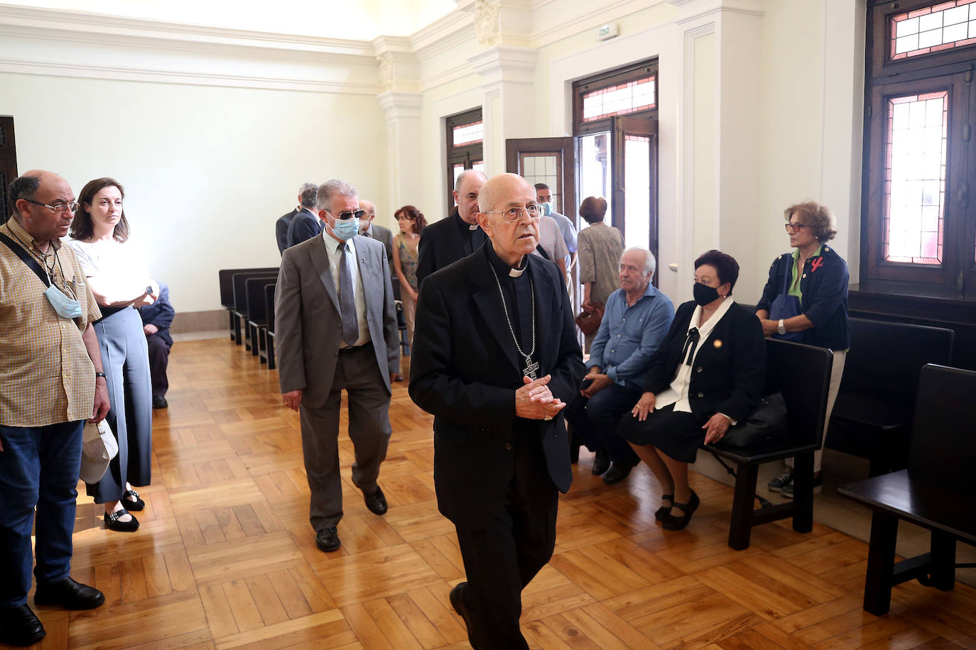 Políticos, sindicalistas, religiosos y muchos fieles han pasado por la capilla ardiente de Gabino Díaz Merchán, en el Palacio Episcopal de Oviedo. 