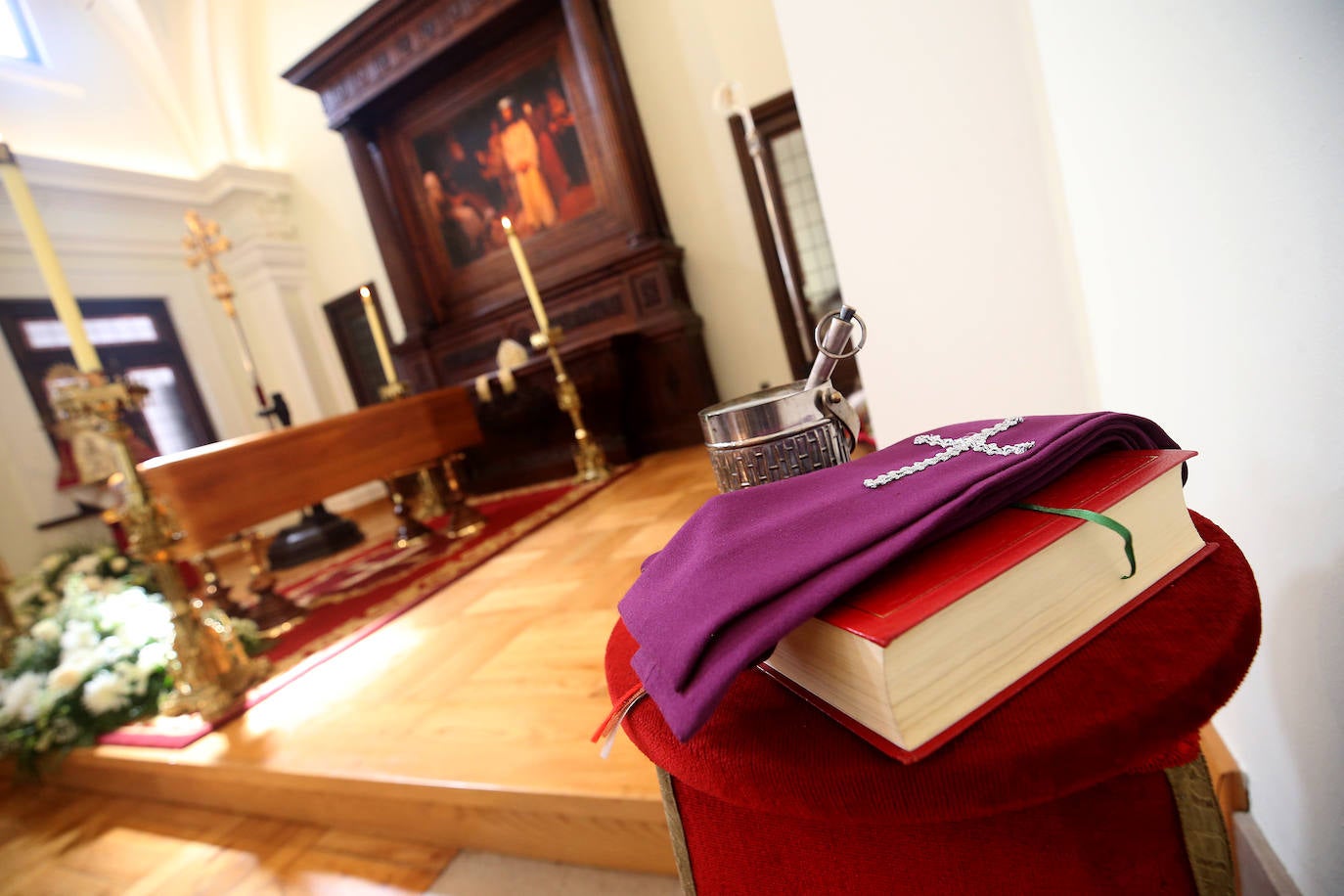 Políticos, sindicalistas, religiosos y muchos fieles han pasado por la capilla ardiente de Gabino Díaz Merchán, en el Palacio Episcopal de Oviedo. 