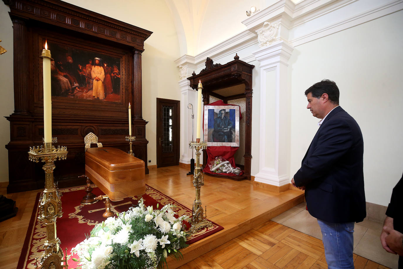 Políticos, sindicalistas, religiosos y muchos fieles han pasado por la capilla ardiente de Gabino Díaz Merchán, en el Palacio Episcopal de Oviedo. 