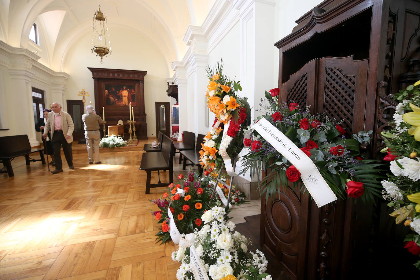 Políticos, sindicalistas, religiosos y muchos fieles han pasado por la capilla ardiente de Gabino Díaz Merchán, en el Palacio Episcopal de Oviedo. 