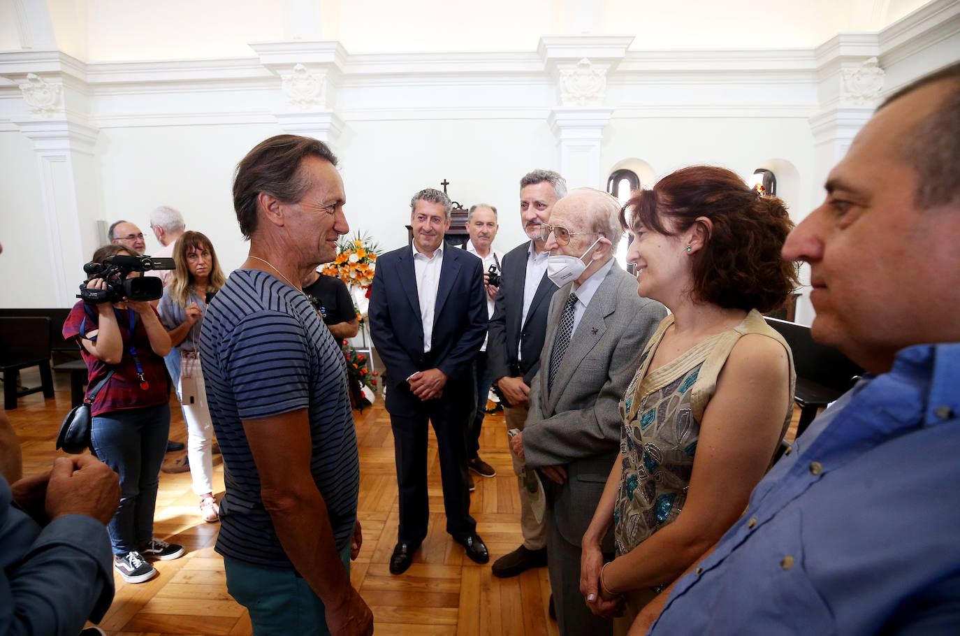 Políticos, sindicalistas, religiosos y muchos fieles han pasado por la capilla ardiente de Gabino Díaz Merchán, en el Palacio Episcopal de Oviedo. 