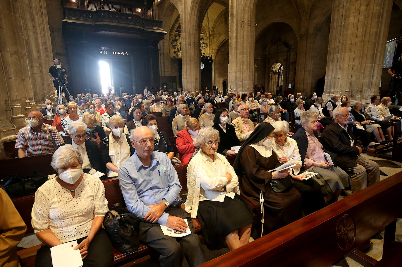 Cientos de personas han querido dar su último adiós a Gabino Díaz Merchán, arzobispo emérito, en la Catedral de la capital asturiana. El actual arzobispo de Oviedo, Sanz Montes, ha pronunciado una sentida homilía. «Que la Santina a la que tiernamente amó le acompañe en este último viaje. Las campanas suenan tristes hoy. Descanse en paz, Don Gabino. Que nos veamos en el cielo», ha dicho. 