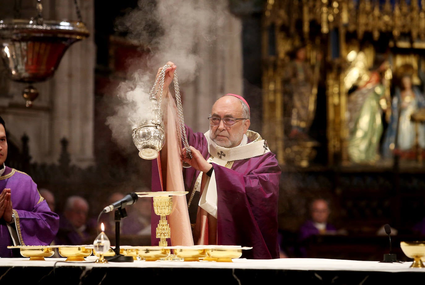 Cientos de personas han querido dar su último adiós a Gabino Díaz Merchán, arzobispo emérito, en la Catedral de la capital asturiana. El actual arzobispo de Oviedo, Sanz Montes, ha pronunciado una sentida homilía. «Que la Santina a la que tiernamente amó le acompañe en este último viaje. Las campanas suenan tristes hoy. Descanse en paz, Don Gabino. Que nos veamos en el cielo», ha dicho. 