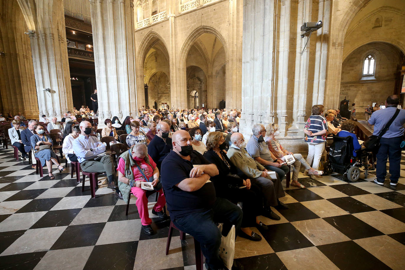 Cientos de personas han querido dar su último adiós a Gabino Díaz Merchán, arzobispo emérito, en la Catedral de la capital asturiana. El actual arzobispo de Oviedo, Sanz Montes, ha pronunciado una sentida homilía. «Que la Santina a la que tiernamente amó le acompañe en este último viaje. Las campanas suenan tristes hoy. Descanse en paz, Don Gabino. Que nos veamos en el cielo», ha dicho. 