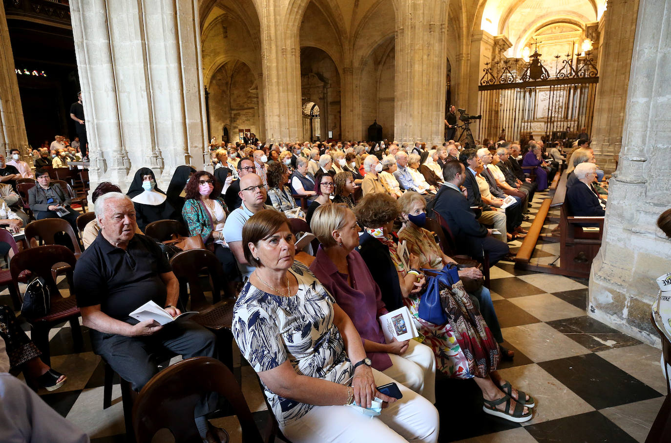 Cientos de personas han querido dar su último adiós a Gabino Díaz Merchán, arzobispo emérito, en la Catedral de la capital asturiana. El actual arzobispo de Oviedo, Sanz Montes, ha pronunciado una sentida homilía. «Que la Santina a la que tiernamente amó le acompañe en este último viaje. Las campanas suenan tristes hoy. Descanse en paz, Don Gabino. Que nos veamos en el cielo», ha dicho. 