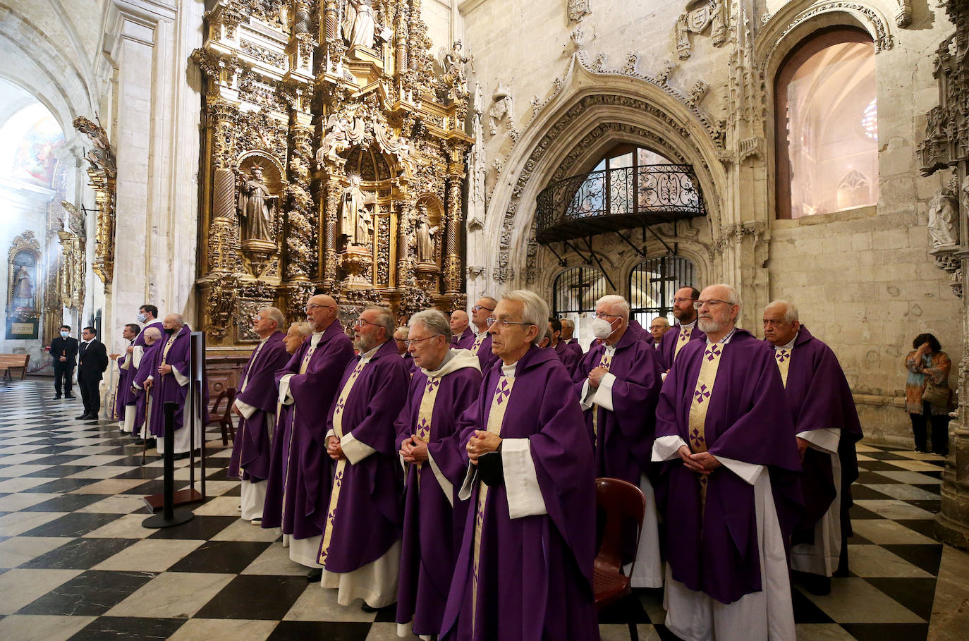 Cientos de personas han querido dar su último adiós a Gabino Díaz Merchán, arzobispo emérito, en la Catedral de la capital asturiana. El actual arzobispo de Oviedo, Sanz Montes, ha pronunciado una sentida homilía. «Que la Santina a la que tiernamente amó le acompañe en este último viaje. Las campanas suenan tristes hoy. Descanse en paz, Don Gabino. Que nos veamos en el cielo», ha dicho. 