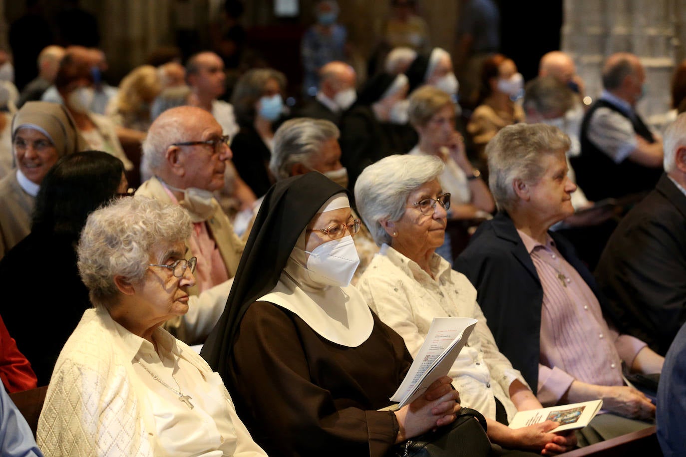 Cientos de personas han querido dar su último adiós a Gabino Díaz Merchán, arzobispo emérito, en la Catedral de la capital asturiana. El actual arzobispo de Oviedo, Sanz Montes, ha pronunciado una sentida homilía. «Que la Santina a la que tiernamente amó le acompañe en este último viaje. Las campanas suenan tristes hoy. Descanse en paz, Don Gabino. Que nos veamos en el cielo», ha dicho. 