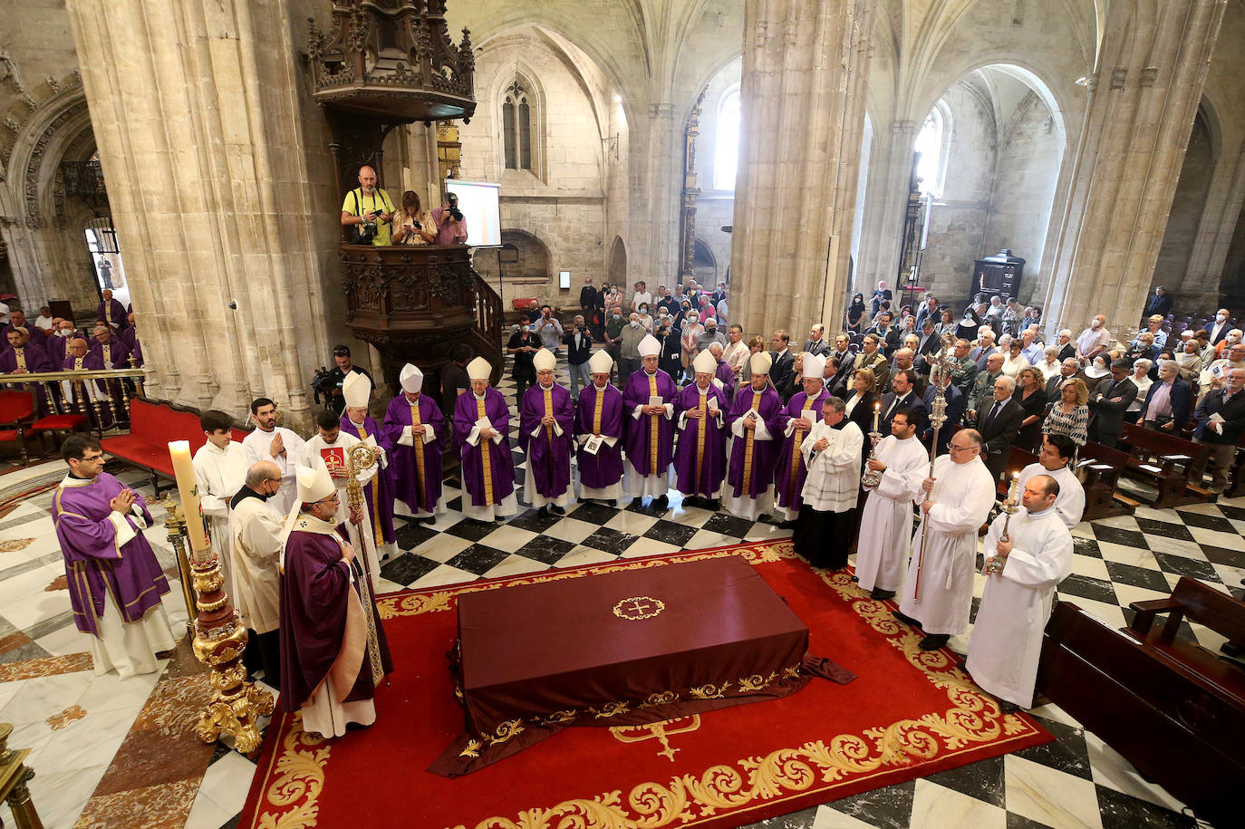 Cientos de personas han querido dar su último adiós a Gabino Díaz Merchán, arzobispo emérito, en la Catedral de la capital asturiana. El actual arzobispo de Oviedo, Sanz Montes, ha pronunciado una sentida homilía. «Que la Santina a la que tiernamente amó le acompañe en este último viaje. Las campanas suenan tristes hoy. Descanse en paz, Don Gabino. Que nos veamos en el cielo», ha dicho. 