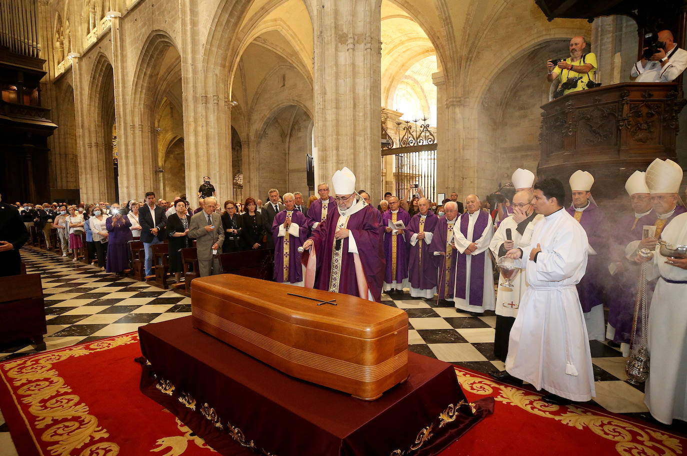 Cientos de personas han querido dar su último adiós a Gabino Díaz Merchán, arzobispo emérito, en la Catedral de la capital asturiana. El actual arzobispo de Oviedo, Sanz Montes, ha pronunciado una sentida homilía. «Que la Santina a la que tiernamente amó le acompañe en este último viaje. Las campanas suenan tristes hoy. Descanse en paz, Don Gabino. Que nos veamos en el cielo», ha dicho. 