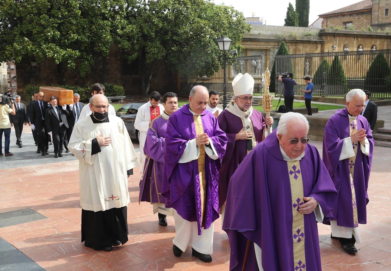 Cientos de personas han querido dar su último adiós a Gabino Díaz Merchán, arzobispo emérito, en la Catedral de la capital asturiana. El actual arzobispo de Oviedo, Sanz Montes, ha pronunciado una sentida homilía. «Que la Santina a la que tiernamente amó le acompañe en este último viaje. Las campanas suenan tristes hoy. Descanse en paz, Don Gabino. Que nos veamos en el cielo», ha dicho. 