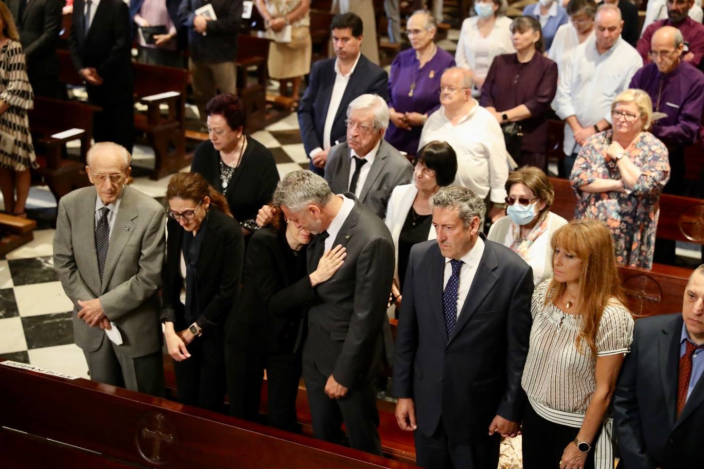 Cientos de personas han querido dar su último adiós a Gabino Díaz Merchán, arzobispo emérito, en la Catedral de la capital asturiana. El actual arzobispo de Oviedo, Sanz Montes, ha pronunciado una sentida homilía. «Que la Santina a la que tiernamente amó le acompañe en este último viaje. Las campanas suenan tristes hoy. Descanse en paz, Don Gabino. Que nos veamos en el cielo», ha dicho. 