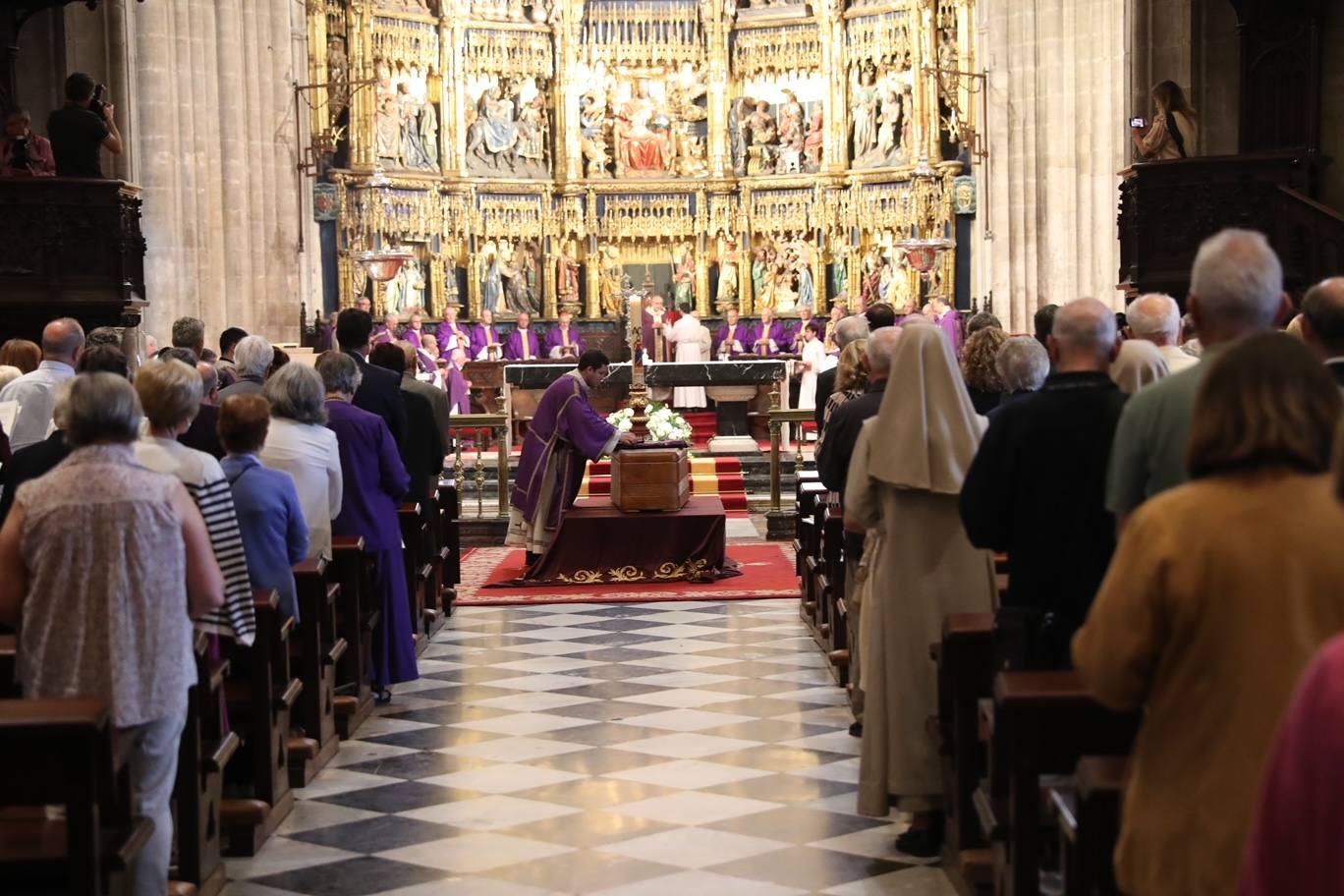 Cientos de personas han querido dar su último adiós a Gabino Díaz Merchán, arzobispo emérito, en la Catedral de la capital asturiana. El actual arzobispo de Oviedo, Sanz Montes, ha pronunciado una sentida homilía. «Que la Santina a la que tiernamente amó le acompañe en este último viaje. Las campanas suenan tristes hoy. Descanse en paz, Don Gabino. Que nos veamos en el cielo», ha dicho. 