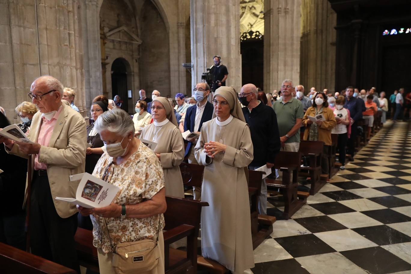 Cientos de personas han querido dar su último adiós a Gabino Díaz Merchán, arzobispo emérito, en la Catedral de la capital asturiana. El actual arzobispo de Oviedo, Sanz Montes, ha pronunciado una sentida homilía. «Que la Santina a la que tiernamente amó le acompañe en este último viaje. Las campanas suenan tristes hoy. Descanse en paz, Don Gabino. Que nos veamos en el cielo», ha dicho. 