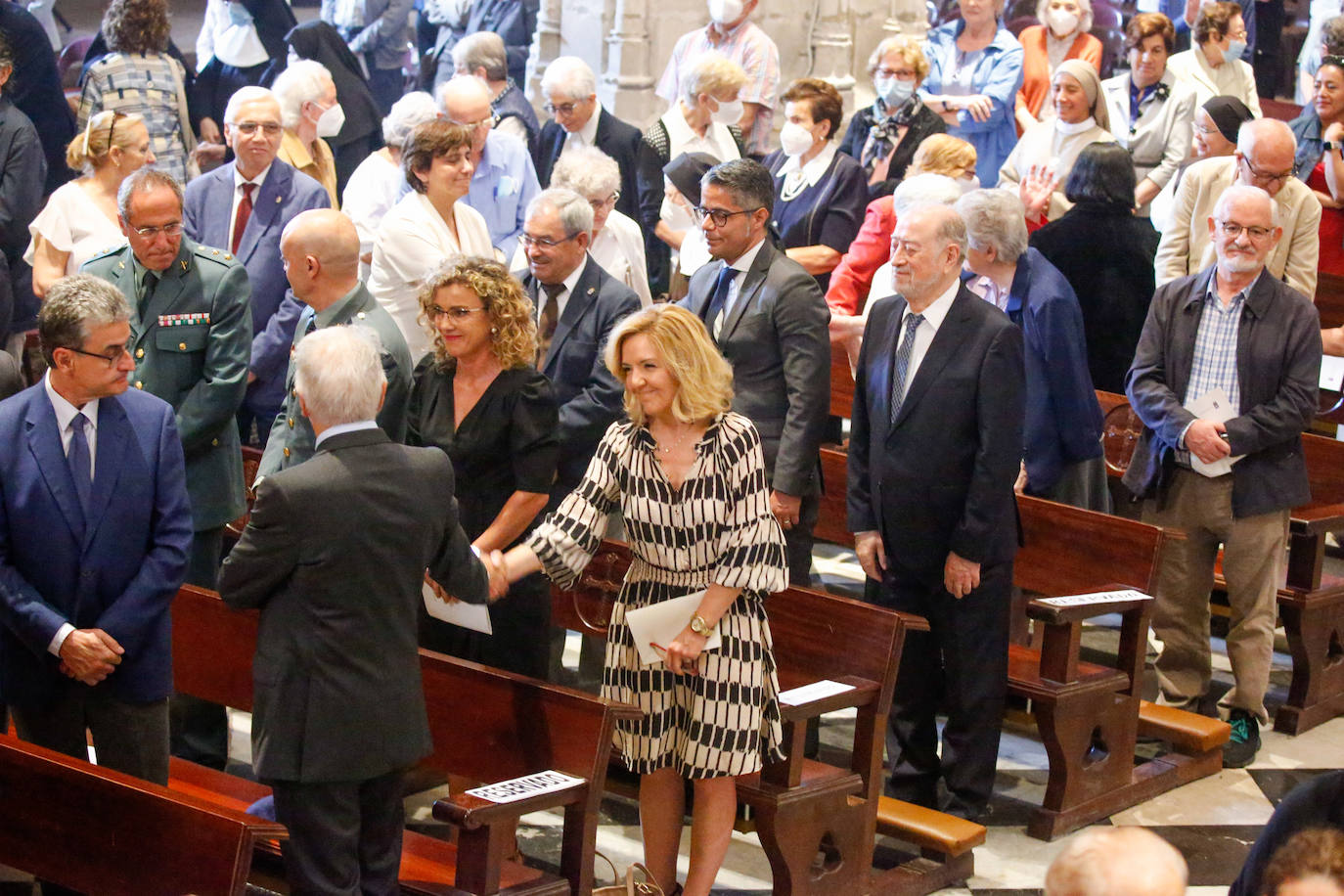 Cientos de personas han querido dar su último adiós a Gabino Díaz Merchán, arzobispo emérito, en la Catedral de la capital asturiana. El actual arzobispo de Oviedo, Sanz Montes, ha pronunciado una sentida homilía. «Que la Santina a la que tiernamente amó le acompañe en este último viaje. Las campanas suenan tristes hoy. Descanse en paz, Don Gabino. Que nos veamos en el cielo», ha dicho. 