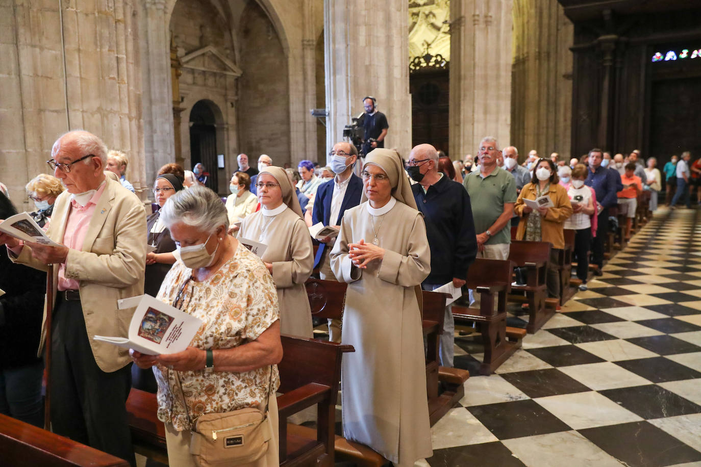 Cientos de personas han querido dar su último adiós a Gabino Díaz Merchán, arzobispo emérito, en la Catedral de la capital asturiana. El actual arzobispo de Oviedo, Sanz Montes, ha pronunciado una sentida homilía. «Que la Santina a la que tiernamente amó le acompañe en este último viaje. Las campanas suenan tristes hoy. Descanse en paz, Don Gabino. Que nos veamos en el cielo», ha dicho. 