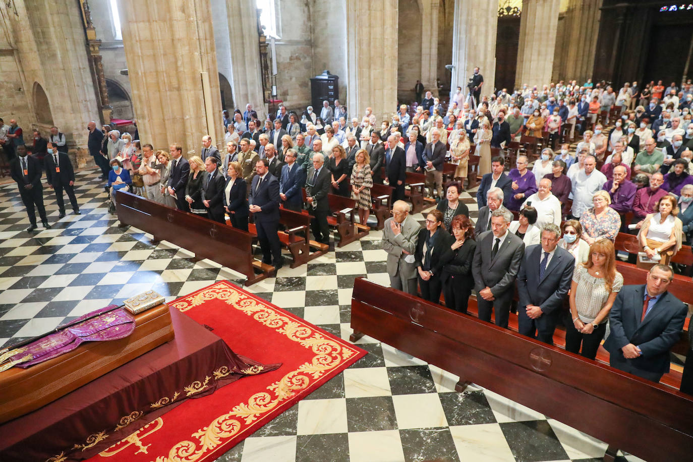 Cientos de personas han querido dar su último adiós a Gabino Díaz Merchán, arzobispo emérito, en la Catedral de la capital asturiana. El actual arzobispo de Oviedo, Sanz Montes, ha pronunciado una sentida homilía. «Que la Santina a la que tiernamente amó le acompañe en este último viaje. Las campanas suenan tristes hoy. Descanse en paz, Don Gabino. Que nos veamos en el cielo», ha dicho. 