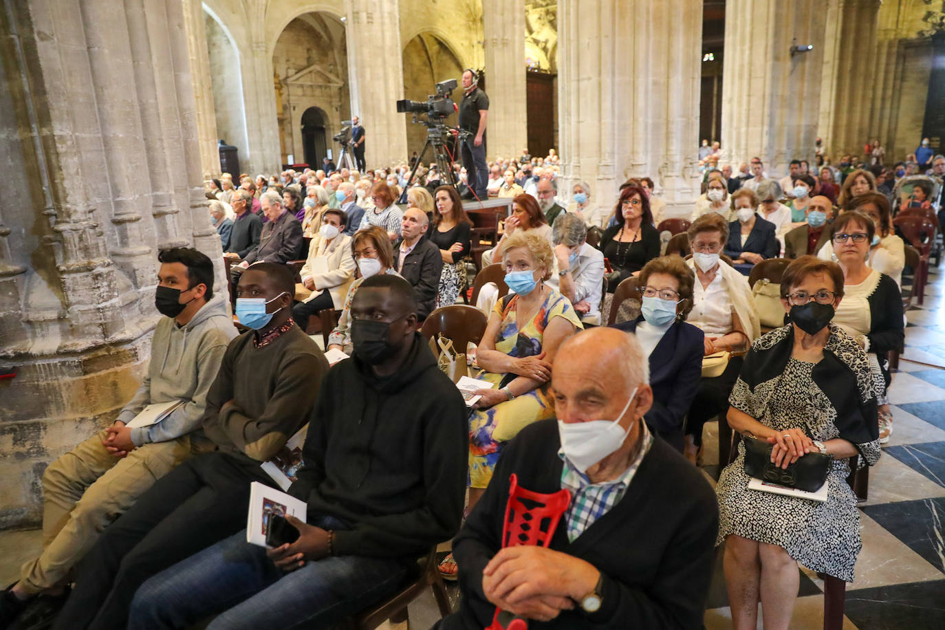 Cientos de personas han querido dar su último adiós a Gabino Díaz Merchán, arzobispo emérito, en la Catedral de la capital asturiana. El actual arzobispo de Oviedo, Sanz Montes, ha pronunciado una sentida homilía. «Que la Santina a la que tiernamente amó le acompañe en este último viaje. Las campanas suenan tristes hoy. Descanse en paz, Don Gabino. Que nos veamos en el cielo», ha dicho. 