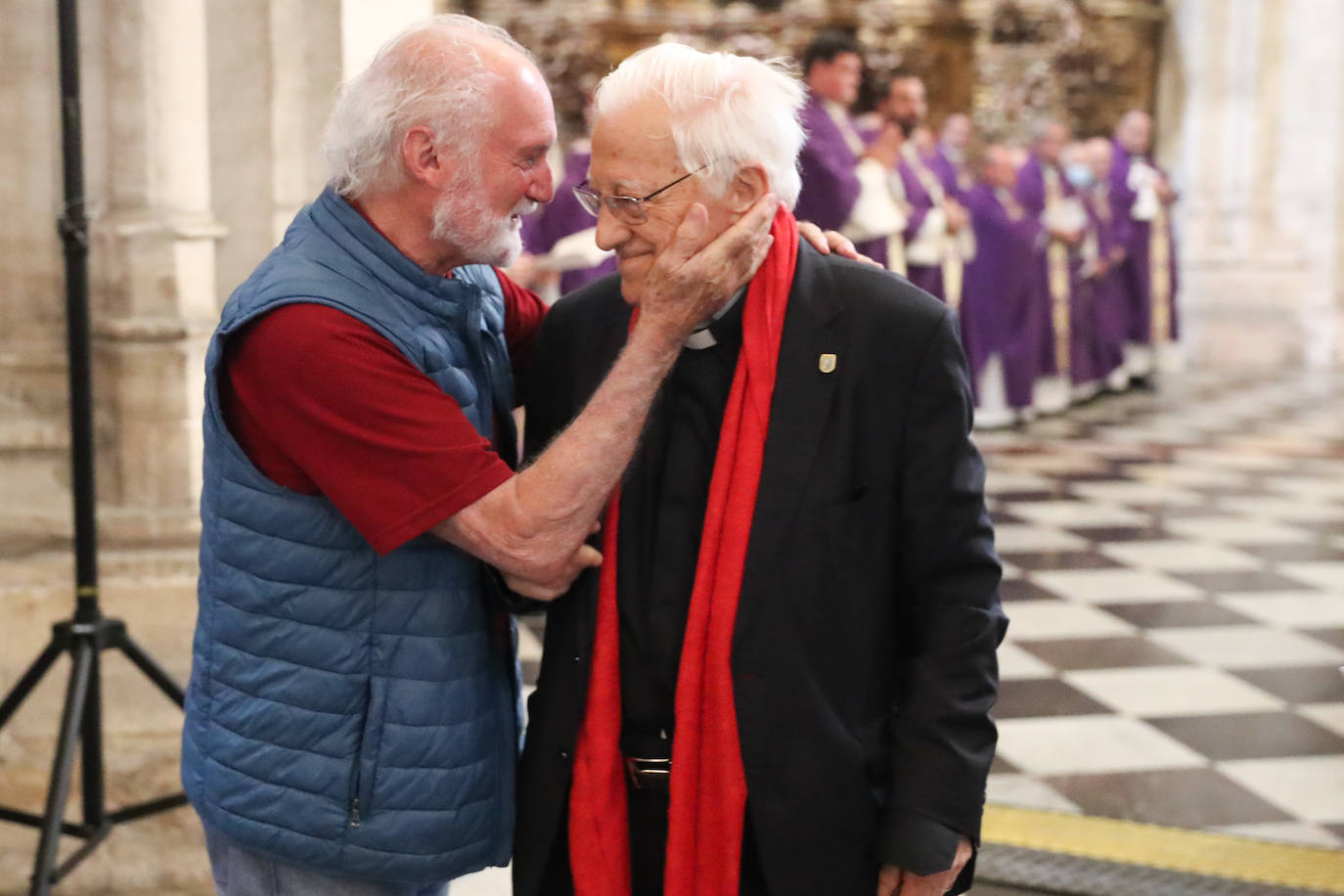 Cientos de personas han querido dar su último adiós a Gabino Díaz Merchán, arzobispo emérito, en la Catedral de la capital asturiana. El actual arzobispo de Oviedo, Sanz Montes, ha pronunciado una sentida homilía. «Que la Santina a la que tiernamente amó le acompañe en este último viaje. Las campanas suenan tristes hoy. Descanse en paz, Don Gabino. Que nos veamos en el cielo», ha dicho. 