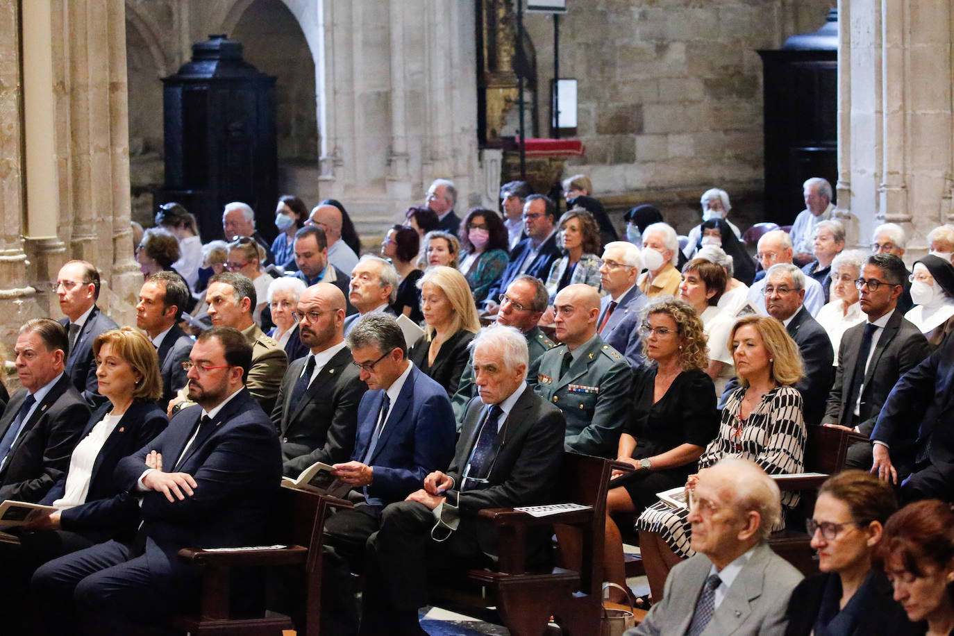 Cientos de personas han querido dar su último adiós a Gabino Díaz Merchán, arzobispo emérito, en la Catedral de la capital asturiana. El actual arzobispo de Oviedo, Sanz Montes, ha pronunciado una sentida homilía. «Que la Santina a la que tiernamente amó le acompañe en este último viaje. Las campanas suenan tristes hoy. Descanse en paz, Don Gabino. Que nos veamos en el cielo», ha dicho. 