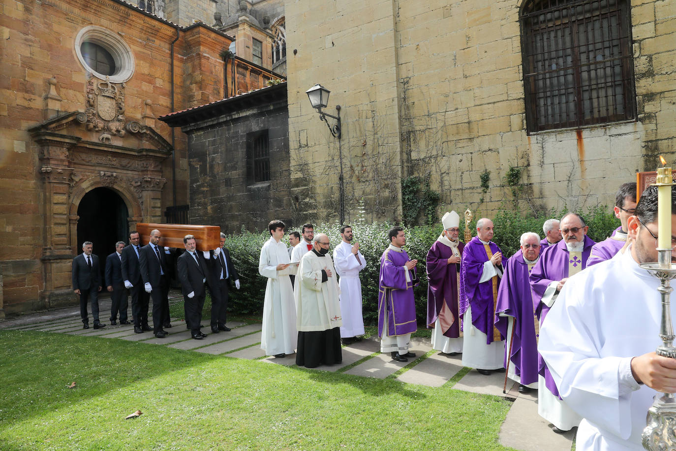 Cientos de personas han querido dar su último adiós a Gabino Díaz Merchán, arzobispo emérito, en la Catedral de la capital asturiana. El actual arzobispo de Oviedo, Sanz Montes, ha pronunciado una sentida homilía. «Que la Santina a la que tiernamente amó le acompañe en este último viaje. Las campanas suenan tristes hoy. Descanse en paz, Don Gabino. Que nos veamos en el cielo», ha dicho. 