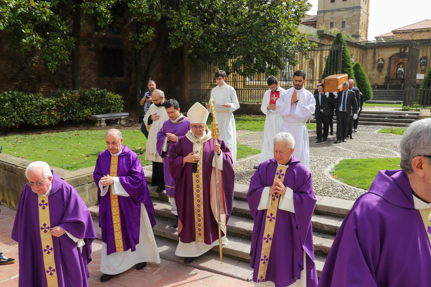 Cientos de personas han querido dar su último adiós a Gabino Díaz Merchán, arzobispo emérito, en la Catedral de la capital asturiana. El actual arzobispo de Oviedo, Sanz Montes, ha pronunciado una sentida homilía. «Que la Santina a la que tiernamente amó le acompañe en este último viaje. Las campanas suenan tristes hoy. Descanse en paz, Don Gabino. Que nos veamos en el cielo», ha dicho. 