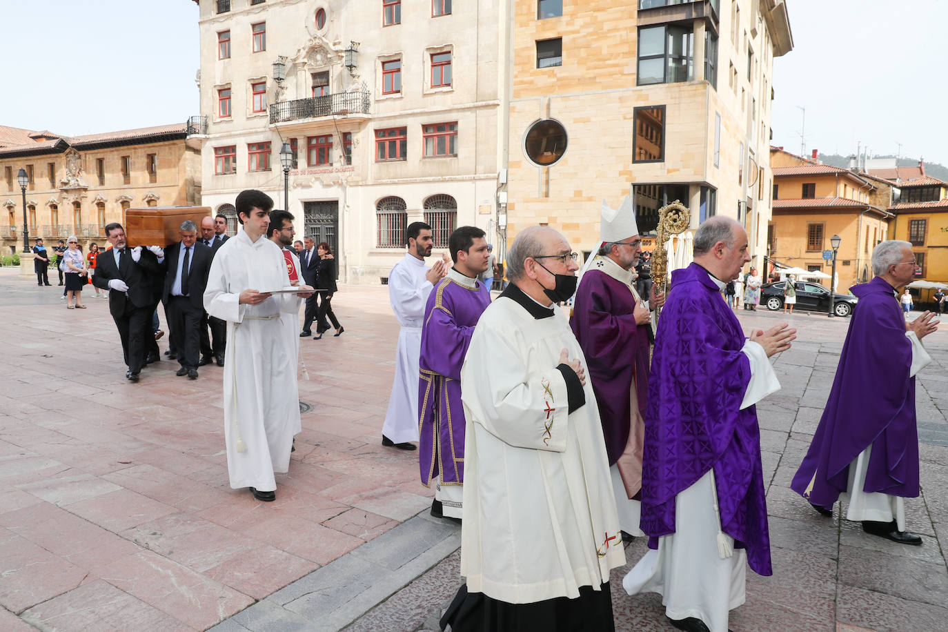 Cientos de personas han querido dar su último adiós a Gabino Díaz Merchán, arzobispo emérito, en la Catedral de la capital asturiana. El actual arzobispo de Oviedo, Sanz Montes, ha pronunciado una sentida homilía. «Que la Santina a la que tiernamente amó le acompañe en este último viaje. Las campanas suenan tristes hoy. Descanse en paz, Don Gabino. Que nos veamos en el cielo», ha dicho. 