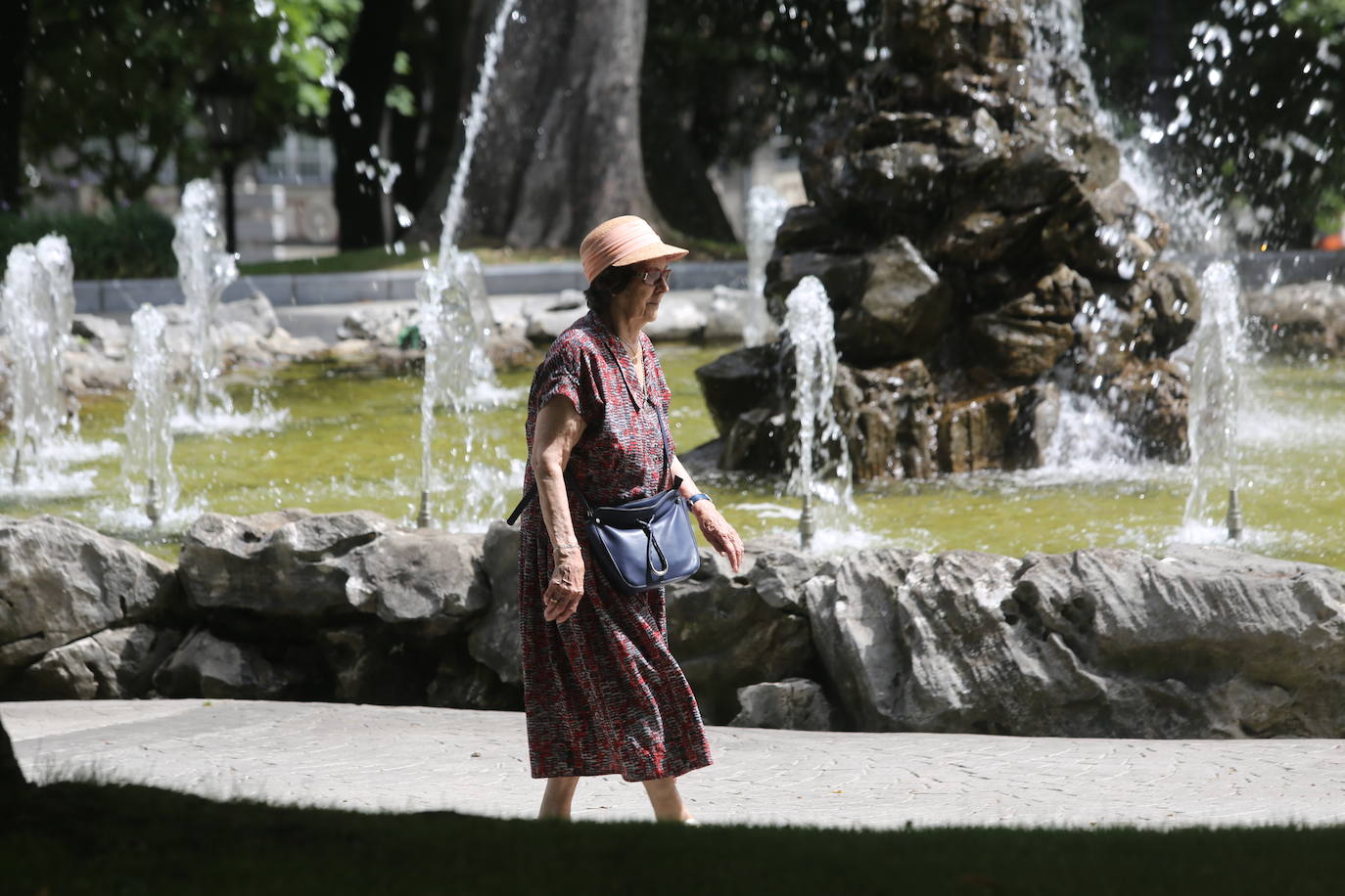 Los termómetros continúan disparados en una jornada de viernes en la que los índices de contaminacion suben en Asturias por la llegada de polvo procedente de África.